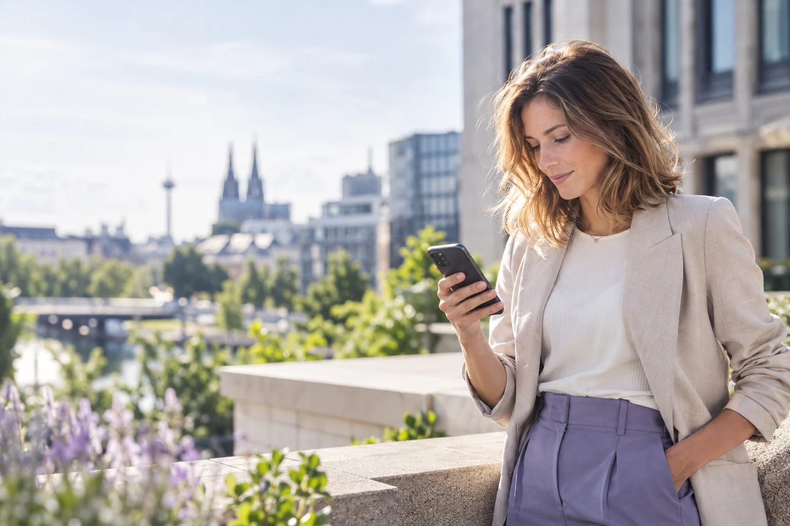 Symbolmotiv: Berufstätige schaut unterwegs auf ihr Smartphone